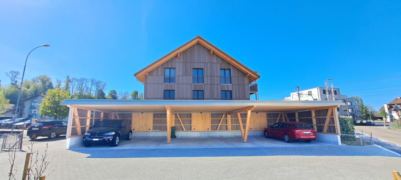 Vorderseite mit Carport